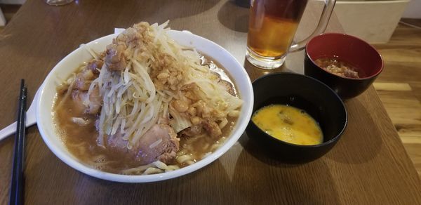 「豚ラーメン、生卵、ウーロン茶」@俺の生きる道 つくば店の写真