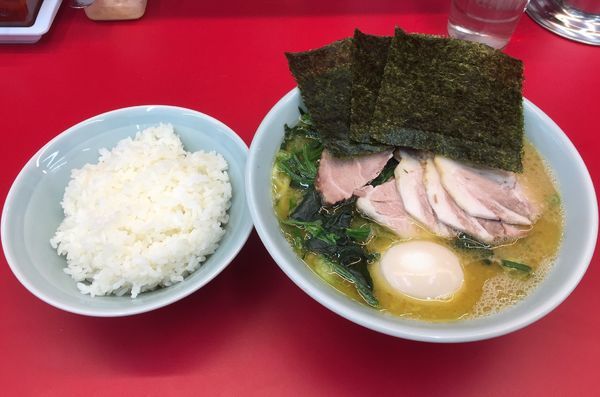 「チャーシュー麺並(麺硬め油多め)＋味玉＋ほうれん草＋ライス中」@横浜ラーメン武蔵家 薬園台店の写真
