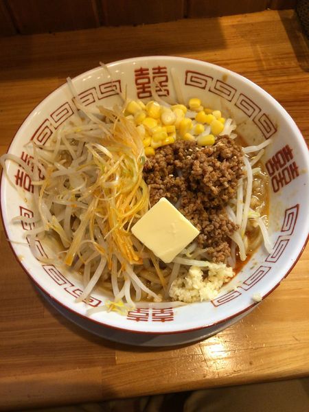 「【限定】ピリ辛味噌バターコーンまぜそば」@麺や 豚八の写真