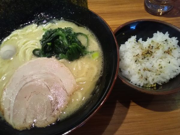 「1日はラーメン塩500円麺やわらかめ　昼ライス食べ放題」@横浜家系ラーメン 横浜道 野田蕃昌店の写真