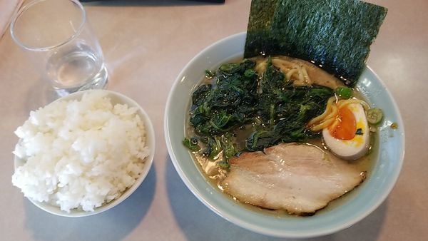 「家系ラーメン並　ほうれん草増し　ライス」@酒々井家 本店の写真