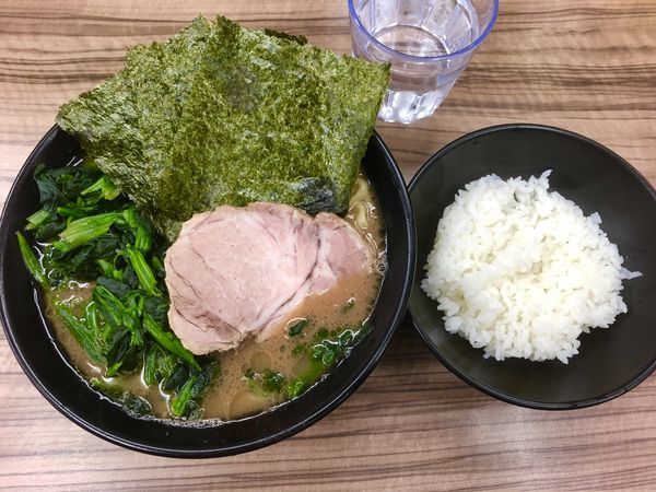 「ラーメン￥650＋ホーレン草￥100 (ライス無料)」@家系らーめん 武蔵家 川越店の写真