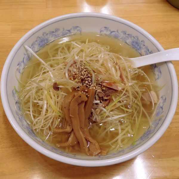 「ネギ塩ラーメンと餃子（1玉 税別 730円）」@ぎょうざの満洲 中河原駅前店の写真