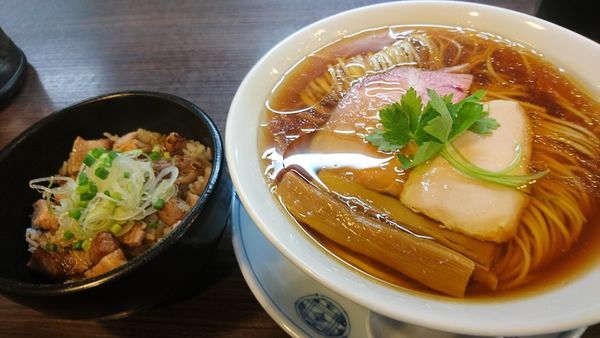 「醤油ラーメン、炙り肉飯セット」@らぁ麺 紫陽花の写真