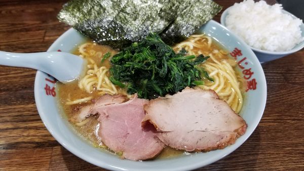 「ラーメン　中　ほうれん草トッピング　油多、麺固め」@豚骨醤油ラーメン まじめ家の写真