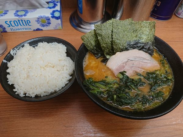 「ラーメン、ほうれんそう追加」@横浜らーめん 若武者の写真