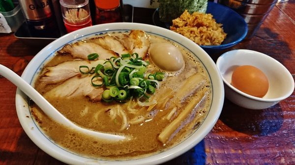 「こってり煮干しらーめん+チャーシュー+大盛り+味玉+他」@初代青樹の写真