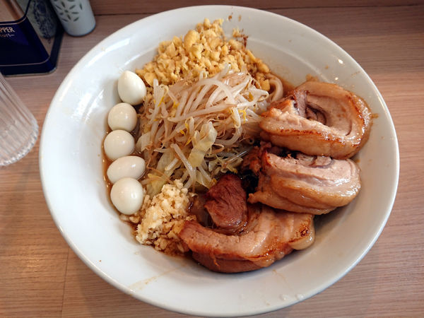 「ラーメン+豚1枚+しょうが+うずら」@麺屋 味方の写真