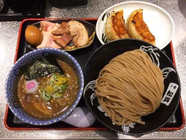 「柏幻霜ポーク全部乗せ濃厚つけめん 大盛＋心の味餃子2個」@松戸富田麺絆の写真