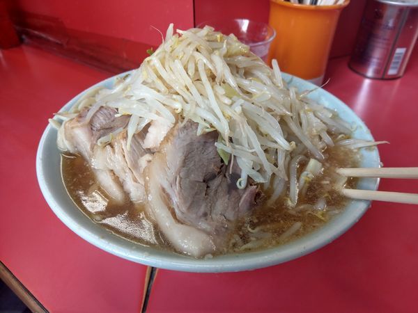 「ぶた入り大ラーメン（少食不向き系）」@ラーメン二郎 三田本店の写真