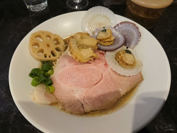 「ホタテとあさりと牡蠣とイカ煮干と数種の煮干1000円＋替え玉」@中華SOBA にぼ乃詩の写真