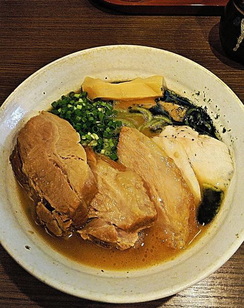 「醤油チャーシューらーめん 950円」@らーめん功喜の写真