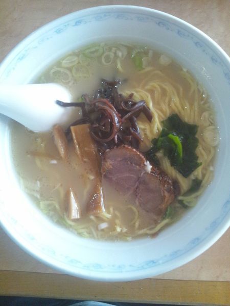 「豚骨醤油らぁ麺」@らぁ麺 楽楽の写真