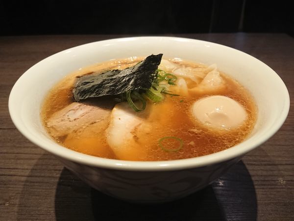 「醤油山水地鶏ワンタンらぁ麺＋名古屋コーチン味付玉子」@支那そばや 本店の写真