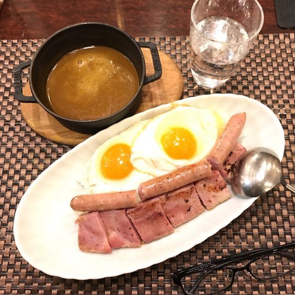「ソーセージと厚切りベーコンエッグカレー（中辛）」@銀座咖喱堂 そごう横浜店の写真