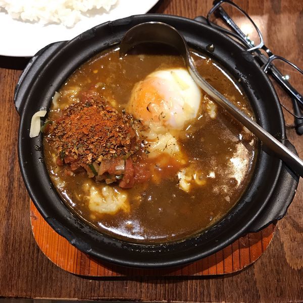 「うま辛スパイス牛すじカレー＋半熟卵＋焼きチーズ」@Hot Spoon 丸の内店の写真