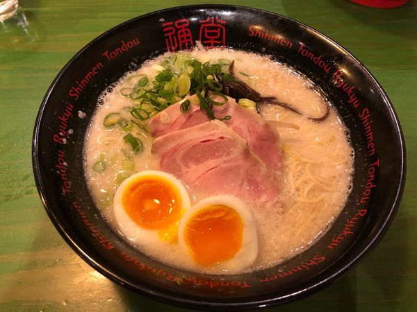 「通堂ラーメン おとこ味 + 塩昆布玉子」@琉球新麺 通堂 横浜ラーメン博物館店の写真