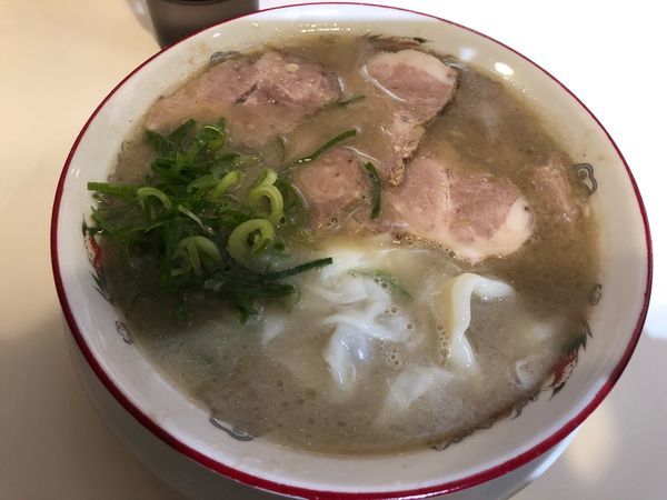 「ワンタンチャーシューメン + おにぎり + 一口餃子」@八ちゃんラーメン ラーメン博物館店の写真