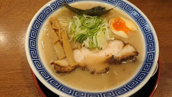 「豚骨ラーメン 680円」@かくれ麺家 SAREDO 忍ばずの写真