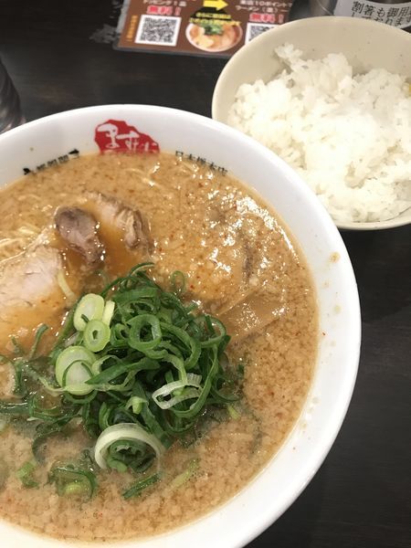 「ラーメン、サービスライス」@京都銀閣寺 ますたにラーメン 日本橋本店の写真
