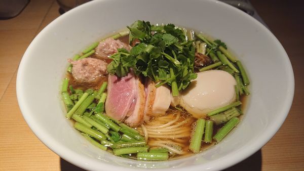 「限定 鶏つくねと芹の醤油そば(特製)」@鶏そば 山もとの写真