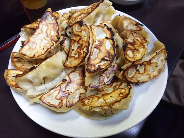 「焼ぎょうざ（4人前、写真は3人前）　1人前390円」@瓢たん 三宮店の写真