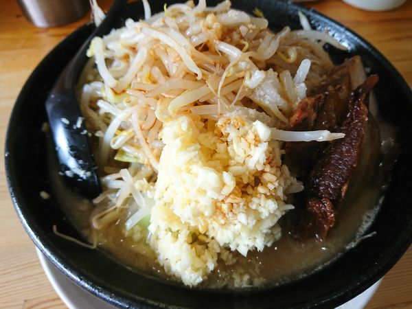 「味噌J-Low麺 ￥700円(ﾆﾝﾆｸ,ｱﾌﾞﾗ)」@J郎麺の写真