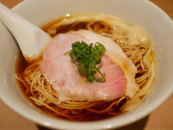 「醤油らぁ麺」@らぁ麺 はやし田 新宿本店の写真