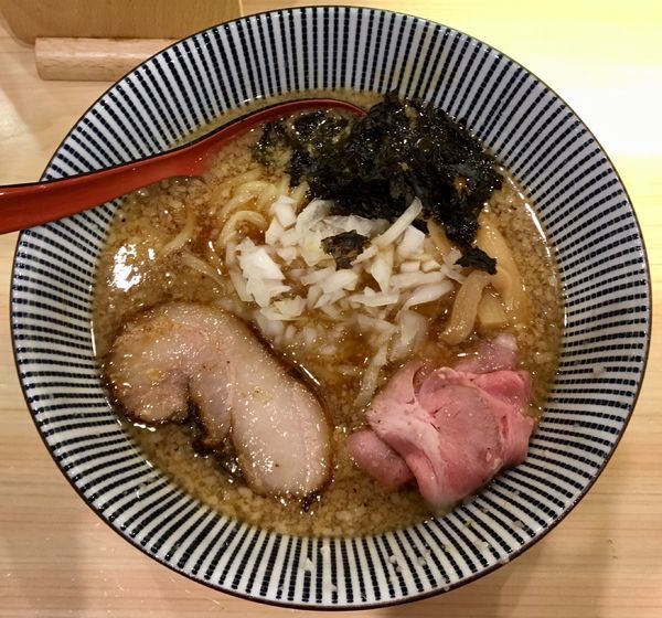 「背脂醤油らー麺」@焼きあご塩らー麺 たかはし 渋谷店の写真