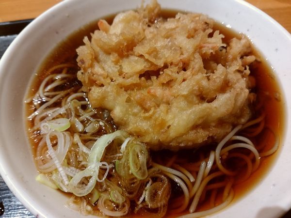 「かき揚げそば450円」@いわもとQ 神保町店の写真
