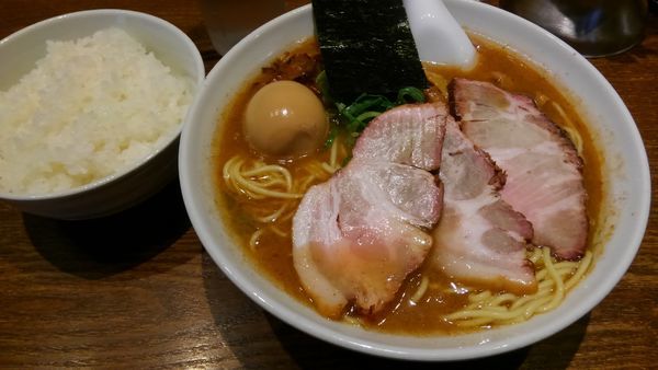 「特製うめやそば中盛、ライス　1090円」@中華そば うめやの写真