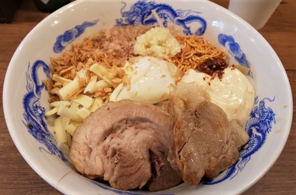 「豚マシまぜそば並（卵付き）」@ジャンクガレッジ 森下店の写真