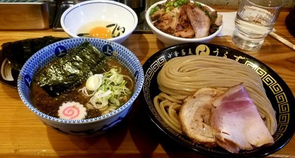 「つけ味玉(並)＋生卵、チャーシューご飯」@中華蕎麦うゑずの写真