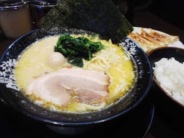 「ラーメン(塩)680円＋肉汁餃子350円＋クーポンライス無料」@町田商店 入間店の写真