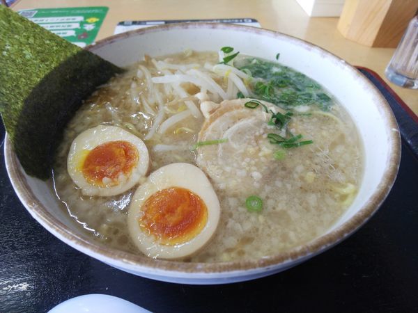 「にんたま塩ラーメン」@にんたまラーメン ゆにろーず 大阪トラックステーション店の写真