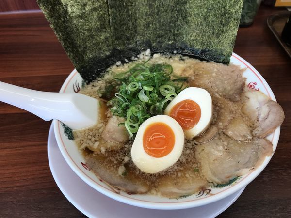 「特製醤油厳選 全部のせラーメン850円（税別）」@ラーメン魁力屋 茅ヶ崎店の写真