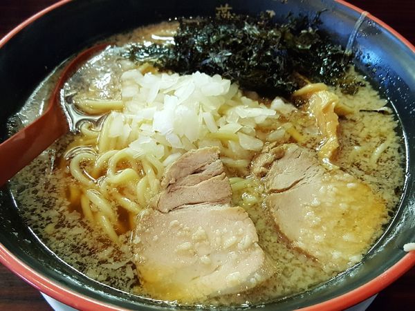 「燕黒らあめん 大盛り ￥851」@煮干しらあめん 燕黒の写真