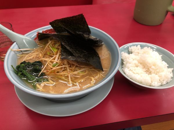 「ピリ辛醤油ネギラーメン大盛+海苔+ライス」@山岡家 狭山店の写真