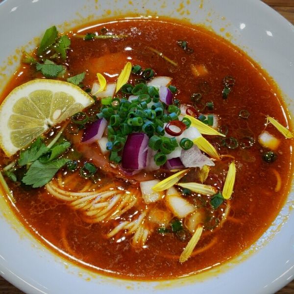 「【限定】トムヤム風ヌードル ８５０円＋トムヤム玉 ２７０円」@麺's キッチン RIRIの写真