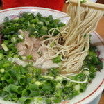 「ラーメン（６５０円）＋ネギ（１００円）」@しぇからしか 梅田店の写真