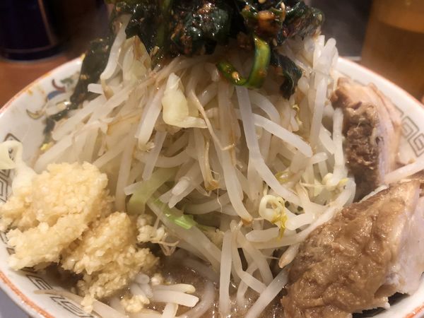 「小ラーメン(野菜マシ・ニンニク) 辛ニラ」@豚山 町田店の写真