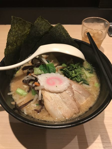 「黒 野菜盛り」@TOKYO 豚骨 BASE MADE by 博多一風堂 ecute品川サウス店の写真