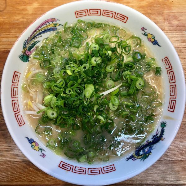 「ねぎラーメン (620円)」@まるうまラーメンぷらっと博多No.3の写真