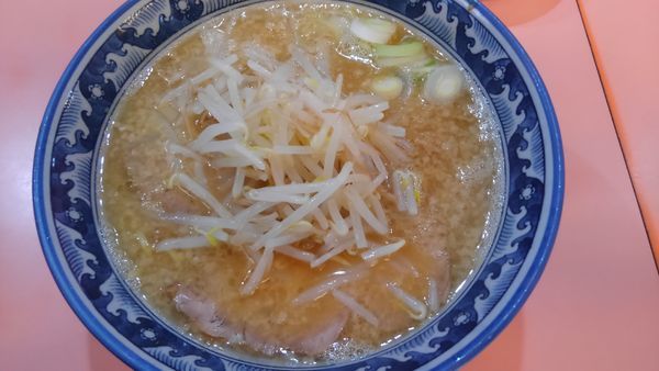 「正油とんこつラーメン大盛、並ライス、ゆで卵　1040円」@大公 金沢文庫店の写真