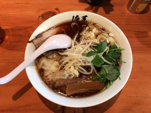 「ワンタンメン(900円)」@俺系らーめん 藤本の写真