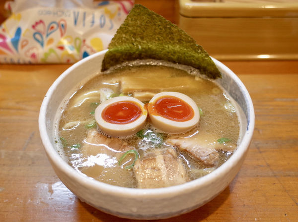 「味玉そば…860円　平打ち太麺コール」@中華そば 華丸の写真