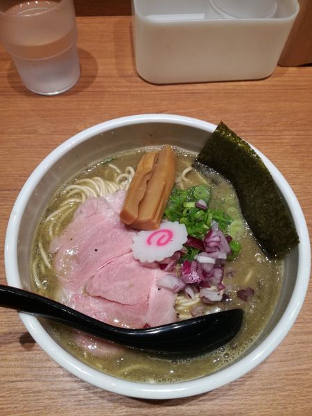 「銀の煮干そば：800円」@煮干中華そば 鈴蘭 新宿店の写真