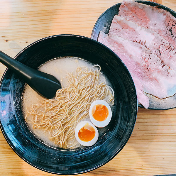 「チャーギュウ麺 Special（白醤油）＋半熟たまご」@ラーメン 道玄の写真