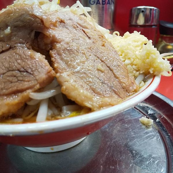 「#小ラーメン #豚入り #750円 #ヤサイニンニクアブラ」@麺でる 戸越店の写真