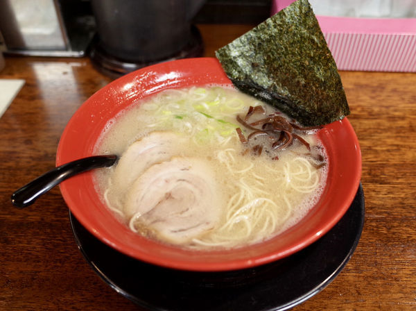 「豚骨ラーメン…700円、替玉…＋100円」@辻商店の写真